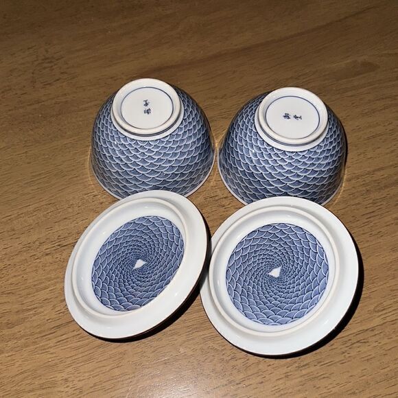 JAPANESE PORCELAIN FISH SCALES PATTERN BOWLS WITH LIDS. SET OF 2 - Picture 3 of 5